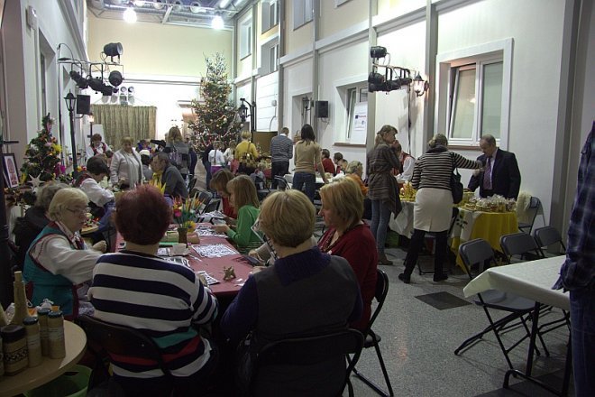 Spotkanie świąteczne „Idą święta czas stroić choinkę” w Muzeum Kultury Kurpiowskiej [17 XII 2012] - zdjęcie #10 - eOstroleka.pl
