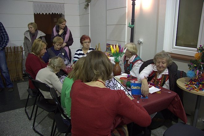 Spotkanie świąteczne „Idą święta czas stroić choinkę” w Muzeum Kultury Kurpiowskiej [17 XII 2012] - zdjęcie #3 - eOstroleka.pl