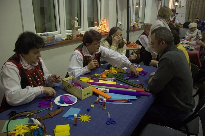 Spotkanie świąteczne „Idą święta czas stroić choinkę” w Muzeum Kultury Kurpiowskiej [17 XII 2012] - zdjęcie #2 - eOstroleka.pl