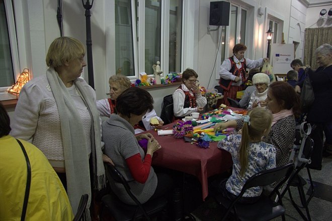 Spotkanie świąteczne „Idą święta czas stroić choinkę” w Muzeum Kultury Kurpiowskiej [17 XII 2012] - zdjęcie #14 - eOstroleka.pl