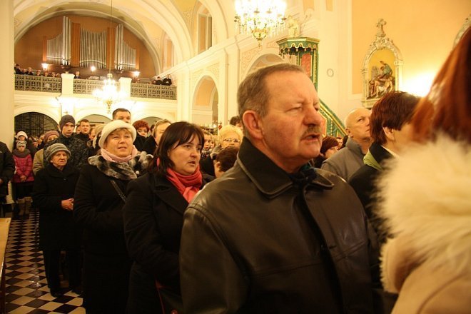 Pasterka w kościele pw. Nawiedzenia Najświętszej Maryi Panny [24 XII 2012] - zdjęcie #11 - eOstroleka.pl