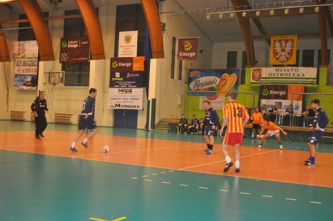 Nocna Liga Futsalu - 4. kolejka (04.01.2013) - zdjęcie #2 - eOstroleka.pl