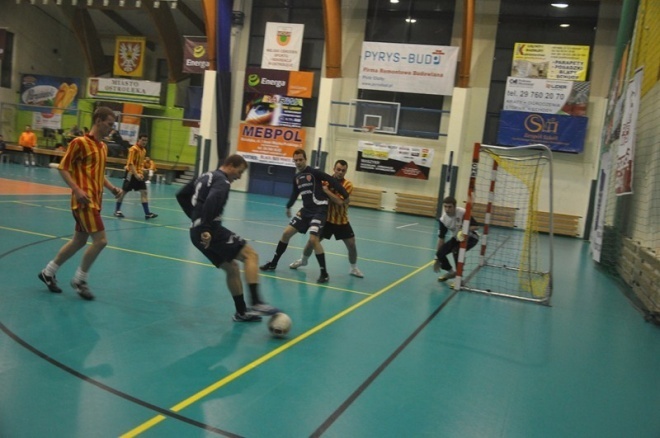 Nocna Liga Futsalu - 4. kolejka (04.01.2013) - zdjęcie #9 - eOstroleka.pl