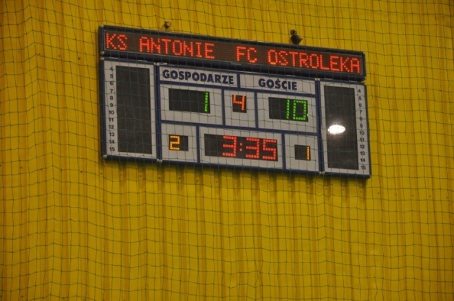 Nocna Liga Futsalu - 4. kolejka (04.01.2013) - zdjęcie #12 - eOstroleka.pl