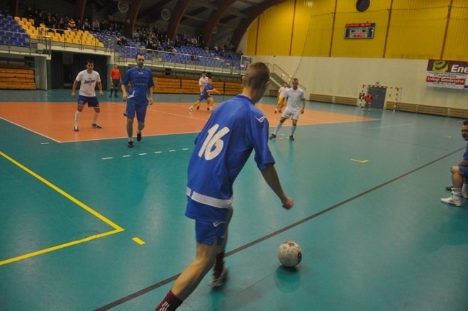 Nocna Liga Futsalu - 4. kolejka (04.01.2013) - zdjęcie #16 - eOstroleka.pl