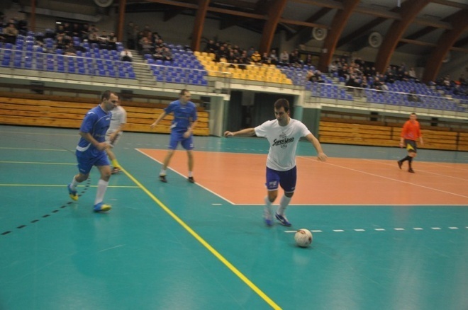 Nocna Liga Futsalu - 4. kolejka (04.01.2013) - zdjęcie #18 - eOstroleka.pl