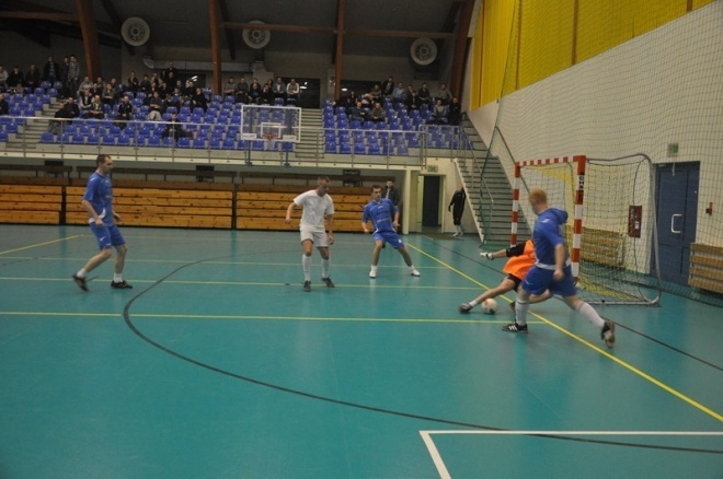 Nocna Liga Futsalu - 4. kolejka (04.01.2013) - zdjęcie #10 - eOstroleka.pl