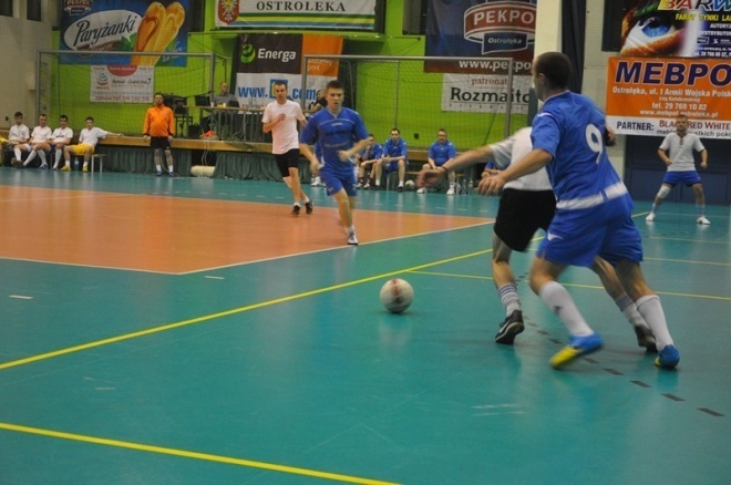 Nocna Liga Futsalu - 4. kolejka (04.01.2013) - zdjęcie #7 - eOstroleka.pl