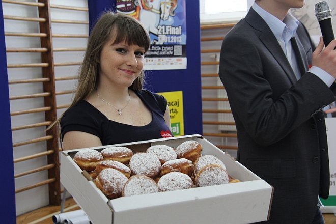 WOŚP 2013: II LO sprzedało kilkadziesiąt przedmiotów [10 I 2013] - zdjęcie #1 - eOstroleka.pl