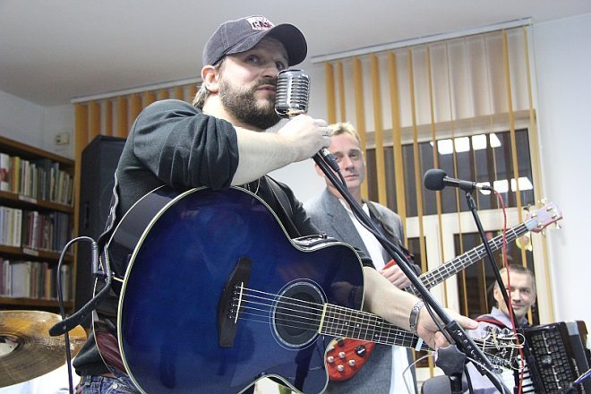 Noworocozny wieczór w Arce: Koncert zespołu Droga na Ostrołękę [11 I 2013] - zdjęcie #11 - eOstroleka.pl
