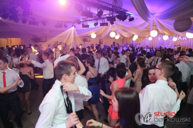 Studniówka 2013: Uczniowie ZSZ 1 odtańczyli poloneza [13 I 2013]  - zdjęcie #18 - eOstroleka.pl