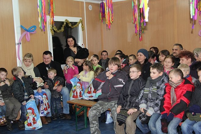 Choinka noworoczna i spotkanie z Nikołajem dla mieszkańców osiedla Leśne [14 I 2013] - zdjęcie #25 - eOstroleka.pl