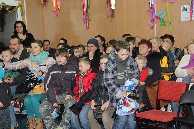Choinka noworoczna i spotkanie z Nikołajem dla mieszkańców osiedla Leśne [14 I 2013] - zdjęcie #15 - eOstroleka.pl