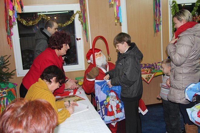 Choinka noworoczna i spotkanie z Nikołajem dla mieszkańców osiedla Leśne [14 I 2013] - zdjęcie #39 - eOstroleka.pl