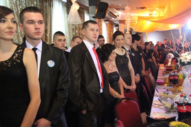 Studniówka 2013: Uczniowie ZSZ 4 odtańczyli poloneza [19 I 2013]  - zdjęcie #140 - eOstroleka.pl
