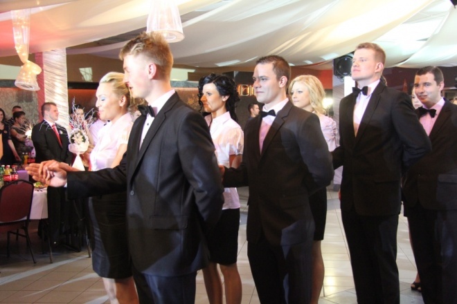 Studniówka 2013: Uczniowie ZSZ 4 odtańczyli poloneza [19 I 2013]  - zdjęcie #138 - eOstroleka.pl