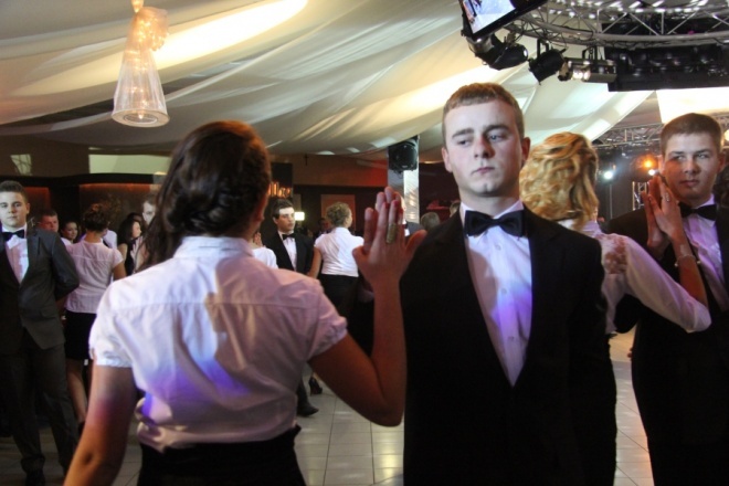 Studniówka 2013: Uczniowie ZSZ 4 odtańczyli poloneza [19 I 2013]  - zdjęcie #133 - eOstroleka.pl
