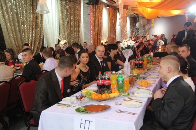 Studniówka 2013: Uczniowie ZSZ 4 odtańczyli poloneza [19 I 2013]  - zdjęcie #123 - eOstroleka.pl