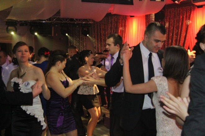 Studniówka 2013: Uczniowie ZSZ 4 odtańczyli poloneza [19 I 2013]  - zdjęcie #40 - eOstroleka.pl