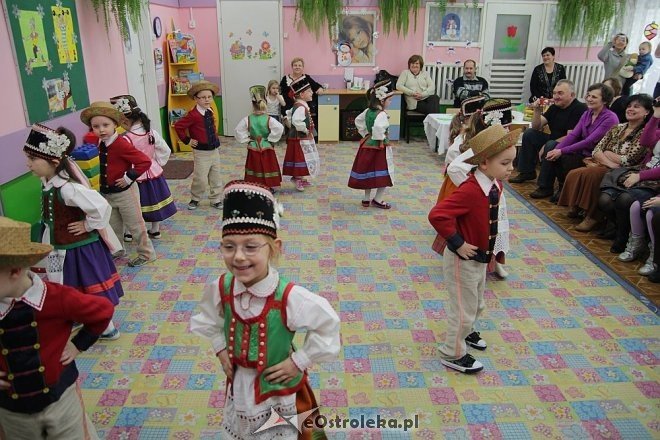 Dzień Babci i Dziadka w Przedszkolu Miejskim nr 16 [22.01.2013] - zdjęcie #33 - eOstroleka.pl