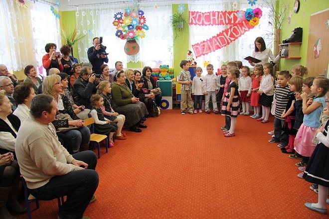 Święto dziadków w Przedszkolu Miejskim nr 1 [23 I 2013] - zdjęcie #9 - eOstroleka.pl