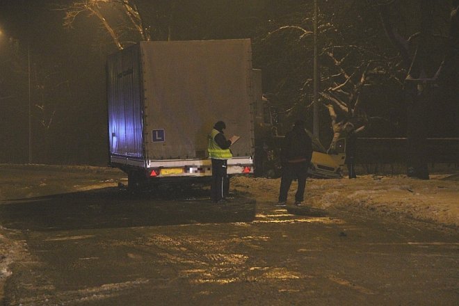 Ostrołęka: Poważny wypadek na ul. Ostrowskiej. Dwóch mężczyzn w ciężkim stanie trafiło do szpitala [28 I 2013] - zdjęcie #4 - eOstroleka.pl