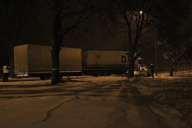 Ostrołęka: Poważny wypadek na ul. Ostrowskiej. Dwóch mężczyzn w ciężkim stanie trafiło do szpitala [28 I 2013] - zdjęcie #7 - eOstroleka.pl