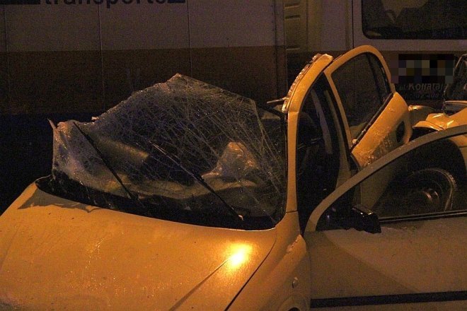 Ostrołęka: Poważny wypadek na ul. Ostrowskiej. Dwóch mężczyzn w ciężkim stanie trafiło do szpitala [28 I 2013] - zdjęcie #9 - eOstroleka.pl