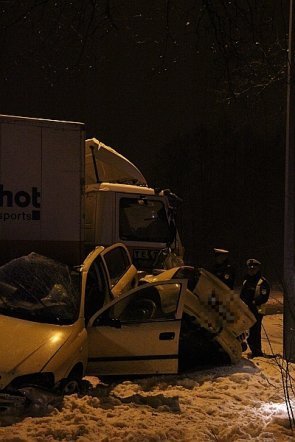Ostrołęka: Poważny wypadek na ul. Ostrowskiej. Dwóch mężczyzn w ciężkim stanie trafiło do szpitala [28 I 2013] - zdjęcie #10 - eOstroleka.pl