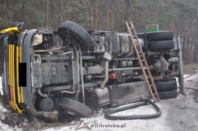 Wypadek cysterny z paliwem na ul. Granicznej [02.02.2013] - zdjęcie #4 - eOstroleka.pl