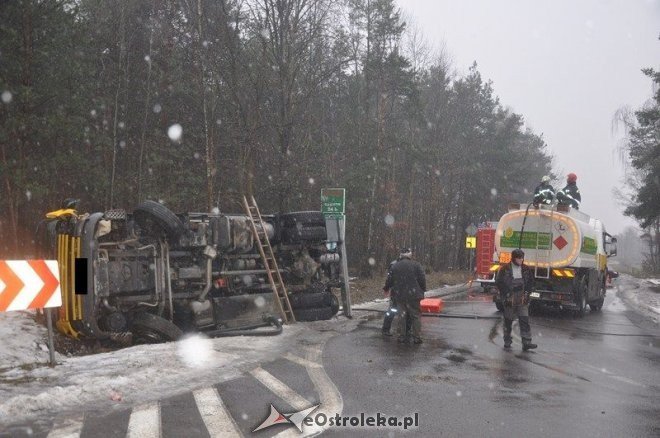 Wypadek cysterny z paliwem na ul. Granicznej [02.02.2013] - zdjęcie #5 - eOstroleka.pl