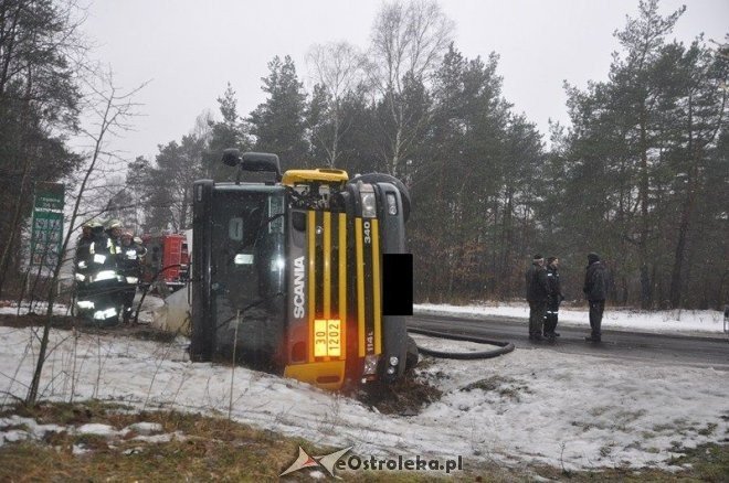 Wypadek cysterny z paliwem na ul. Granicznej [02.02.2013] - zdjęcie #6 - eOstroleka.pl