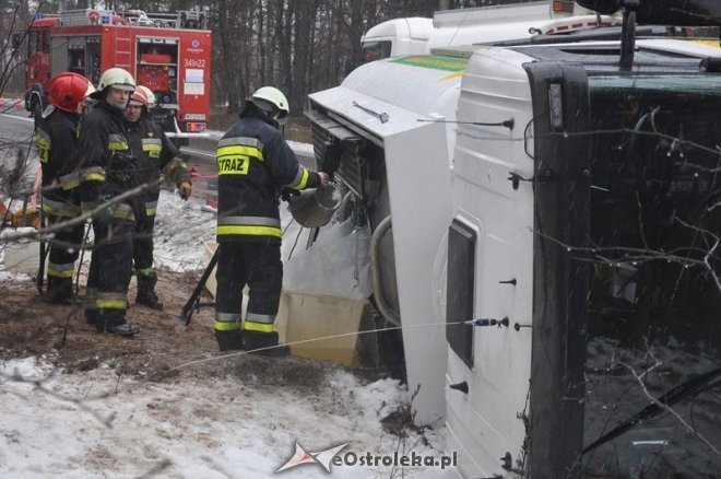 Wypadek cysterny z paliwem na ul. Granicznej [02.02.2013] - zdjęcie #7 - eOstroleka.pl