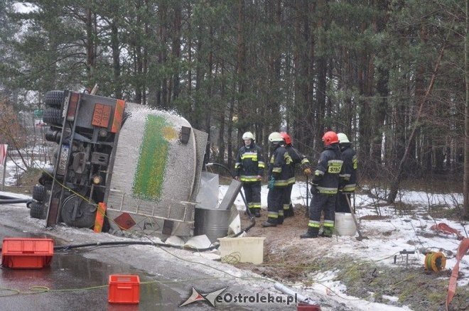 Wypadek cysterny z paliwem na ul. Granicznej [02.02.2013] - zdjęcie #8 - eOstroleka.pl