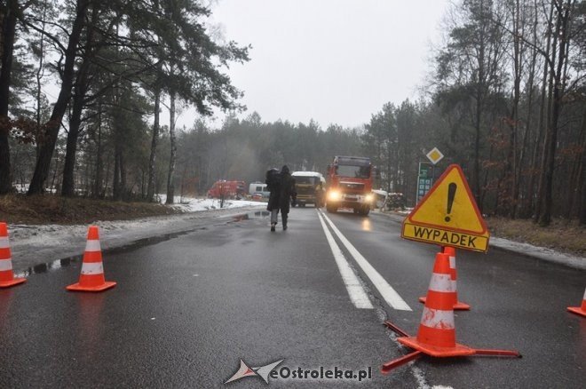 Wypadek cysterny z paliwem na ul. Granicznej [02.02.2013] - zdjęcie #9 - eOstroleka.pl