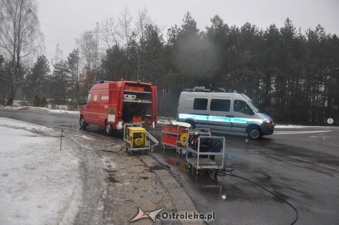 Wypadek cysterny z paliwem na ul. Granicznej [02.02.2013] - zdjęcie #10 - eOstroleka.pl
