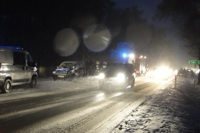 Karambol na ulicy Stacha Konwy: Zderzyły się trzy samochody [7.02.2013] - zdjęcie #10 - eOstroleka.pl