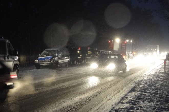 Karambol na ulicy Stacha Konwy: Zderzyły się trzy samochody [7.02.2013] - zdjęcie #9 - eOstroleka.pl
