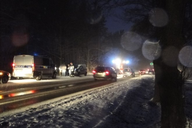 Karambol na ulicy Stacha Konwy: Zderzyły się trzy samochody [7.02.2013] - zdjęcie #1 - eOstroleka.pl