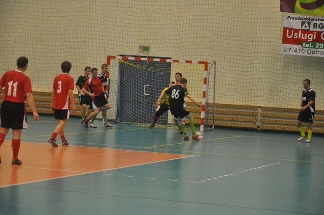 Nocna Liga Futsalu - 9. kolejka (15.02.2013) - zdjęcie #22 - eOstroleka.pl