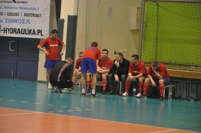 Nocna Liga Futsalu - 9. kolejka (15.02.2013) - zdjęcie #2 - eOstroleka.pl