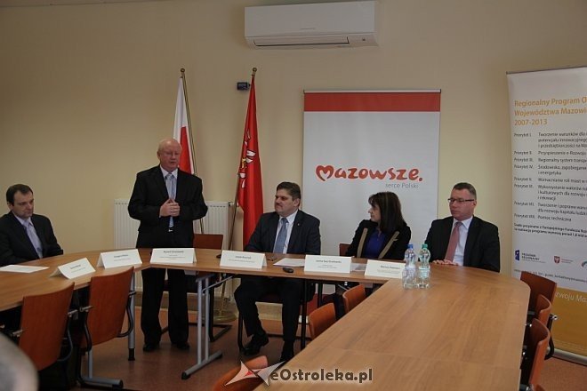 Podpisanie umowy z MZK [27.02.2013] - zdjęcie #1 - eOstroleka.pl