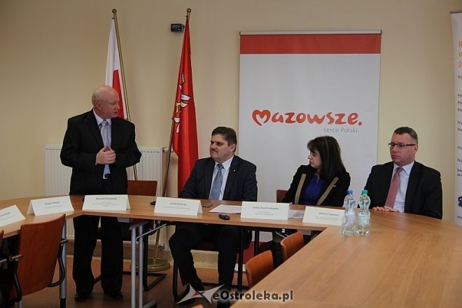 Podpisanie umowy z MZK [27.02.2013] - zdjęcie #2 - eOstroleka.pl