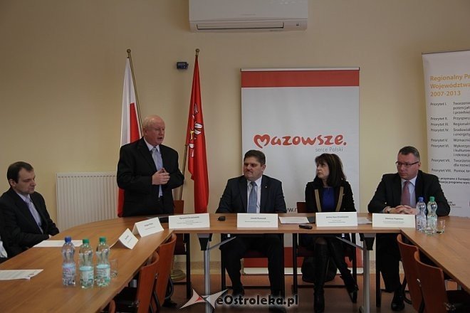 Podpisanie umowy z MZK [27.02.2013] - zdjęcie #3 - eOstroleka.pl