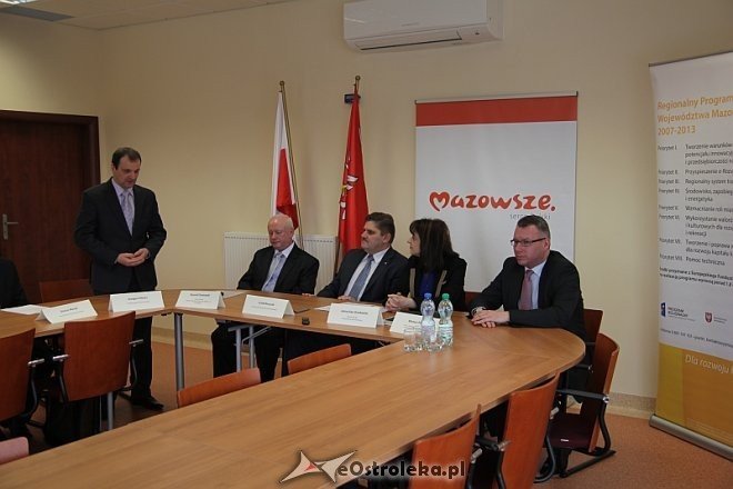 Podpisanie umowy z MZK [27.02.2013] - zdjęcie #11 - eOstroleka.pl