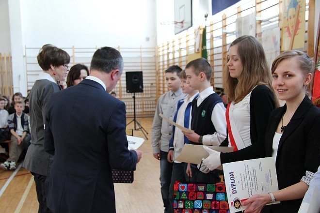 Uczniowie Gimnazjum nr 2 uczcili pamięć Inki i Żołnierzy Wyklętych [1 III 2013] - zdjęcie #13 - eOstroleka.pl