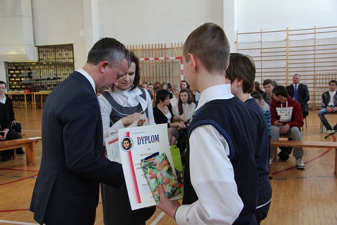 Uczniowie Gimnazjum nr 2 uczcili pamięć Inki i Żołnierzy Wyklętych [1 III 2013] - zdjęcie #9 - eOstroleka.pl