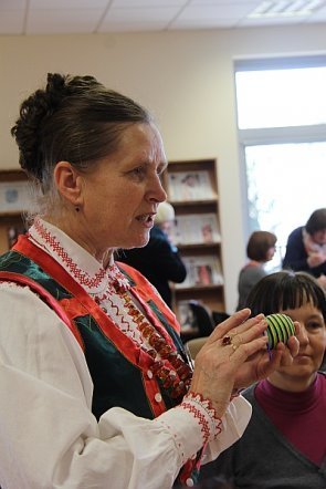 Nauczyciele uczyli się wykonywać świąteczne ozdoby ludowe [6 III 2013] - zdjęcie #2 - eOstroleka.pl
