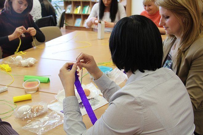 Nauczyciele uczyli się wykonywać świąteczne ozdoby ludowe [6 III 2013] - zdjęcie #25 - eOstroleka.pl