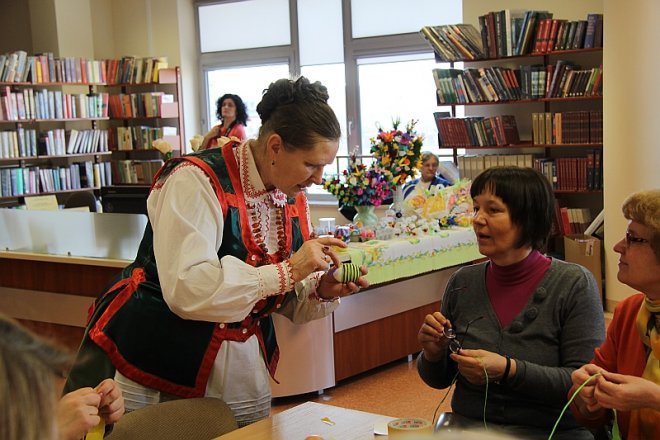 Nauczyciele uczyli się wykonywać świąteczne ozdoby ludowe [6 III 2013] - zdjęcie #4 - eOstroleka.pl